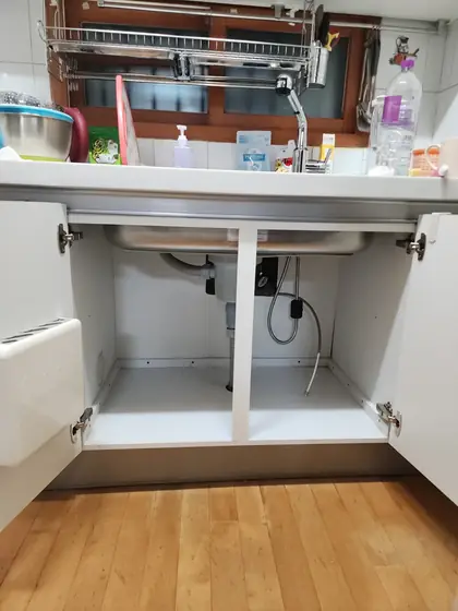 싱크대 밑판 수리 — 새 밑판을 넣은 하부장
